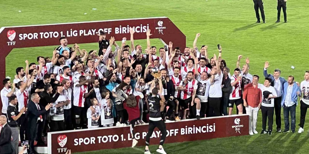 Süper Lig’e Yükselen Pendikspor Kupasını Coşkuyla Kaldırdı