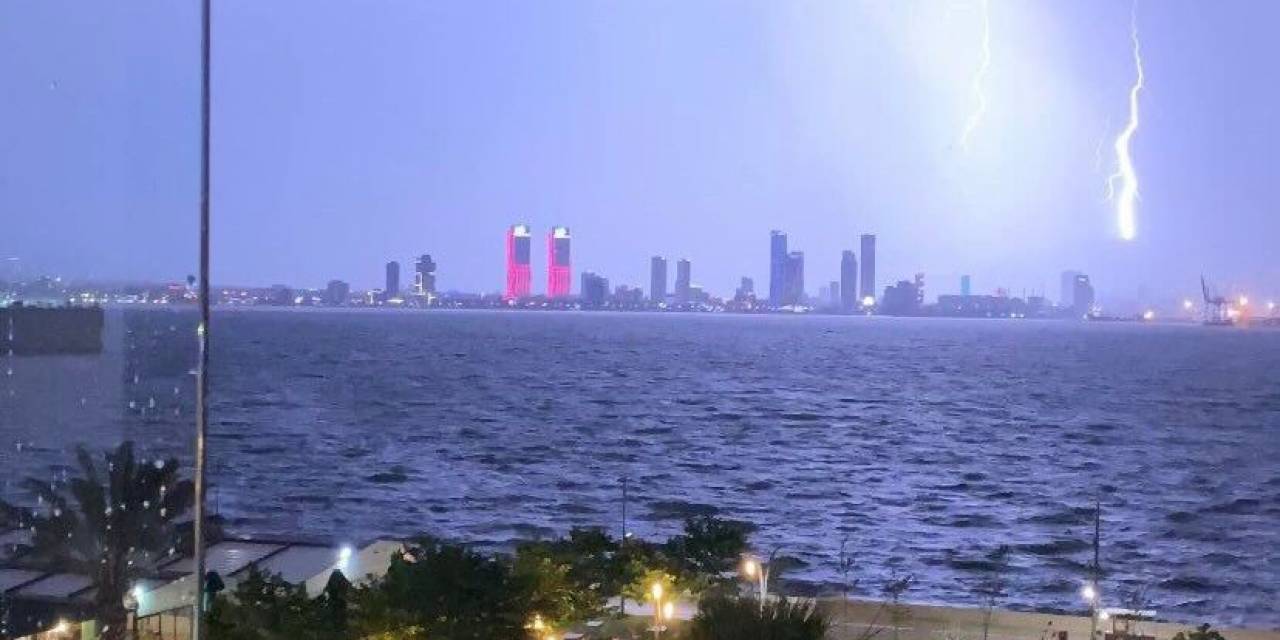 İzmir’i Yıldırımlar Geceyi Aydınlattı