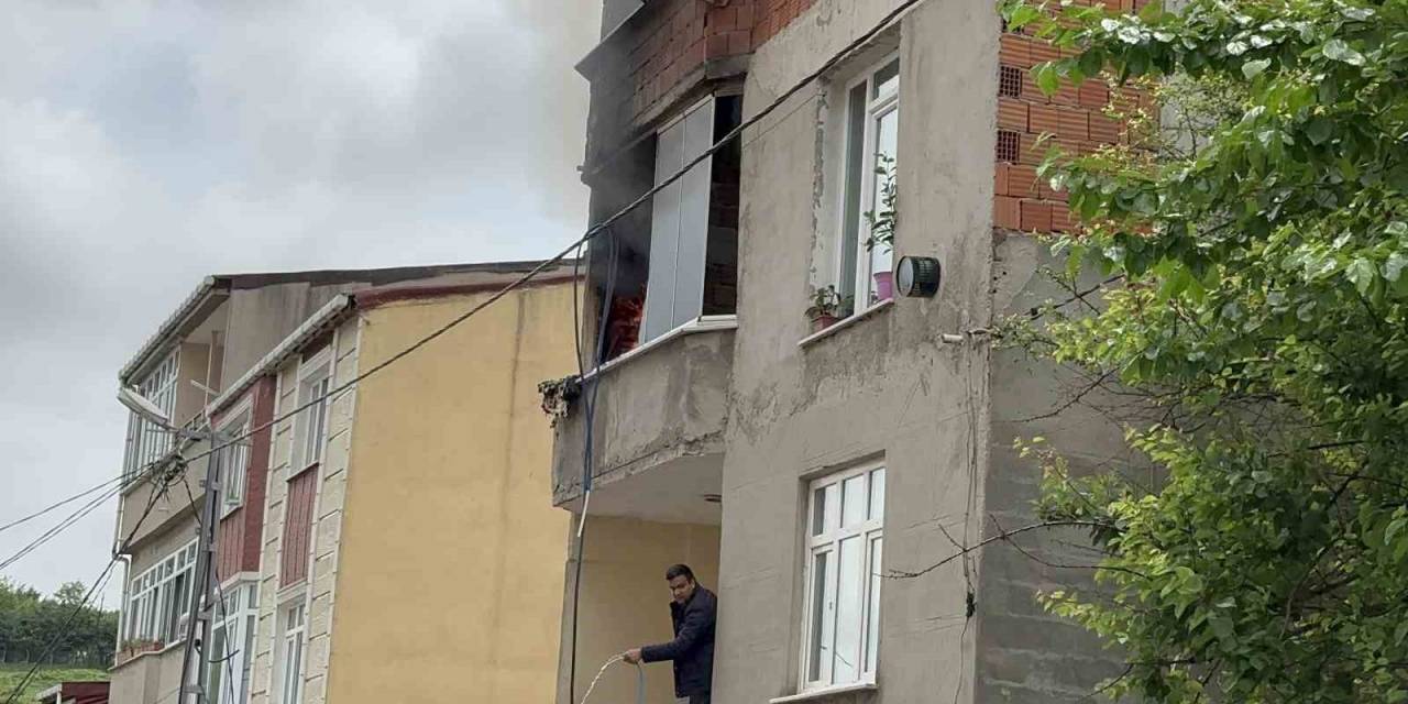 Arnavutköy’de Korkutan Yangın: Vatandaşlar Hortum Ve Kovayla Yangını Söndürmeye Çalıştı