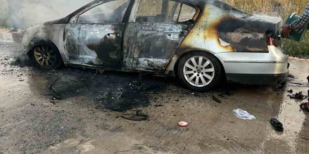 Seyir Halindeki Otomobil Alev Topuna Döndü