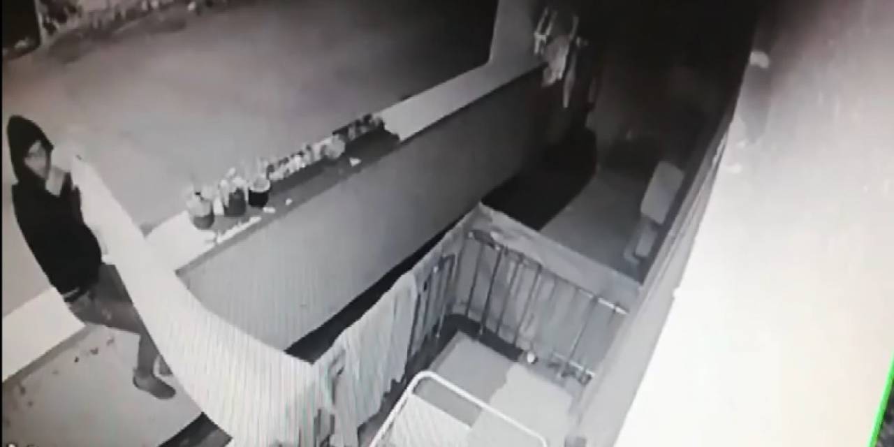 Balkondaki Çamaşırı Çalan Şahıslar Güvenlik Kamerasına Yakalandı