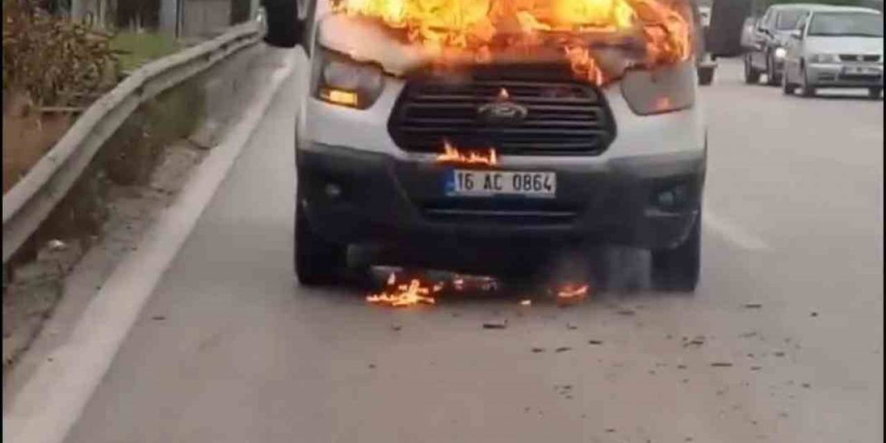 Seyir Halindeki Servis Minibüsü Alev Alev Yandı