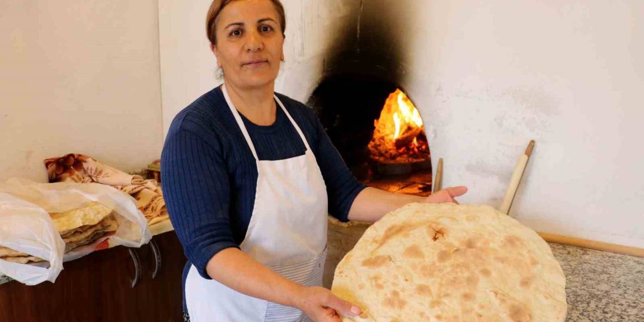 Elinin Hamuruyla Erkeklere Taş Çıkartıyor