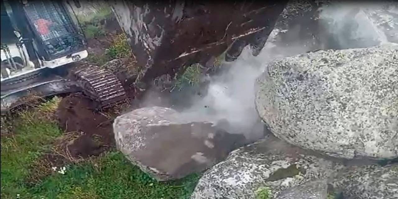 Kayalıklarda Sıkışan Çoban Köpeğini Kurtarmak İçin Seferber Oldular