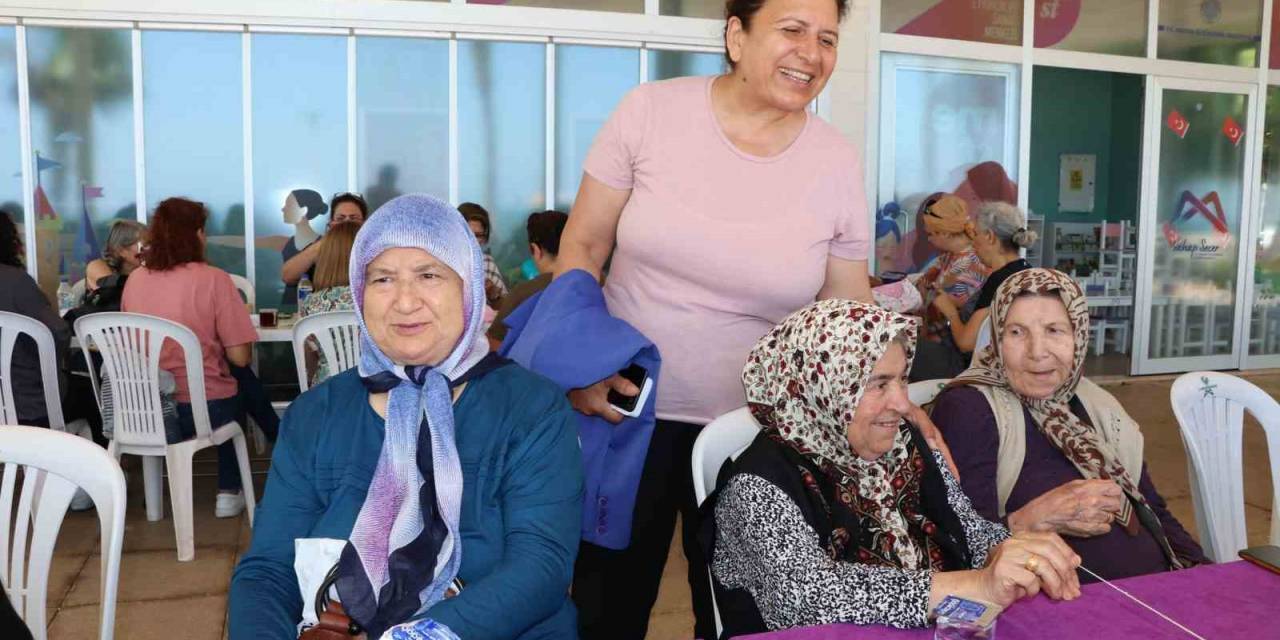 Mersin’de Yaş Almış Vatandaşlar 80’ler Etkinliğinde Bir Araya Geldi