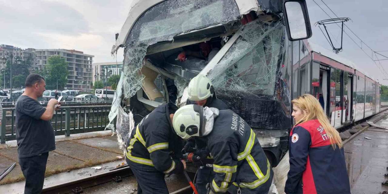 Samsun’da Tramvaylar Çarpıştı: 1’i Ağır 14 Yaralı