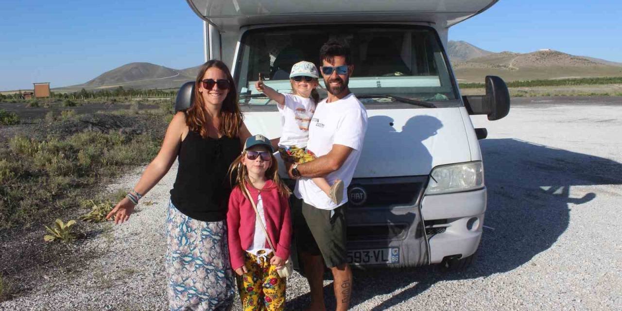 Karavanları İle Dünya Turuna Çıkan Fransız Aile Meke Gölü’nde Kamp Yaptı