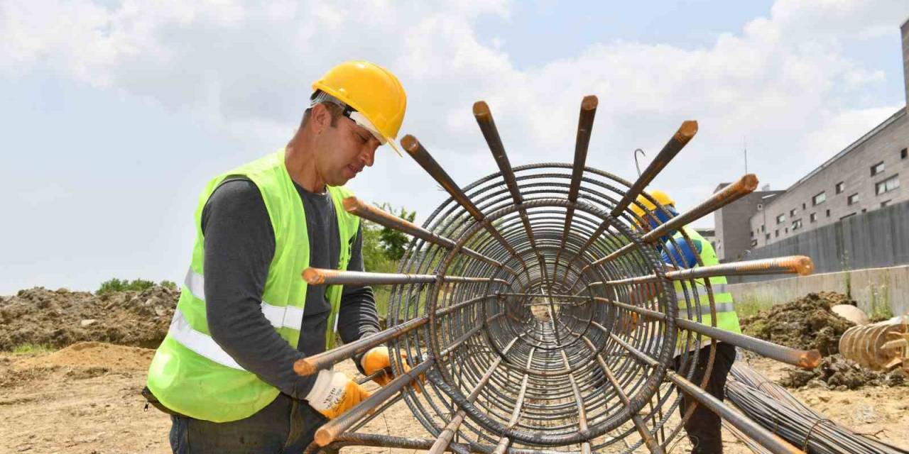Esenyurt’ta 1 Milyar 52 Milyon Liraya Mal Olacak Kampüs Lise’nin Yapımına Başlanıldı