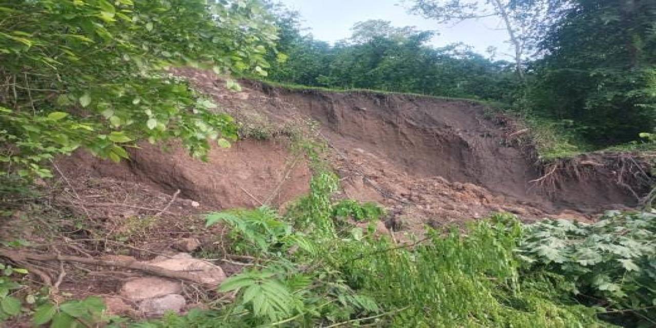 Heyelan 40 Yıllık Emeğini Aldı