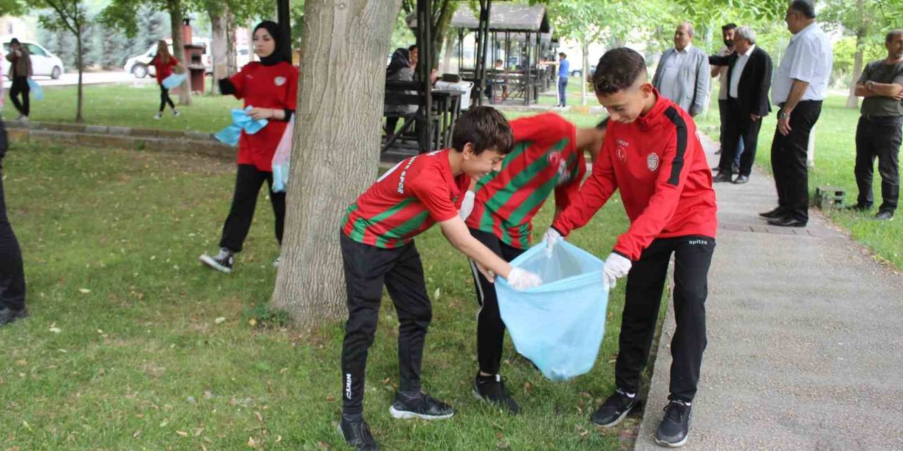 Sakarya Nehri Kenarında Temizlik Yapıldı