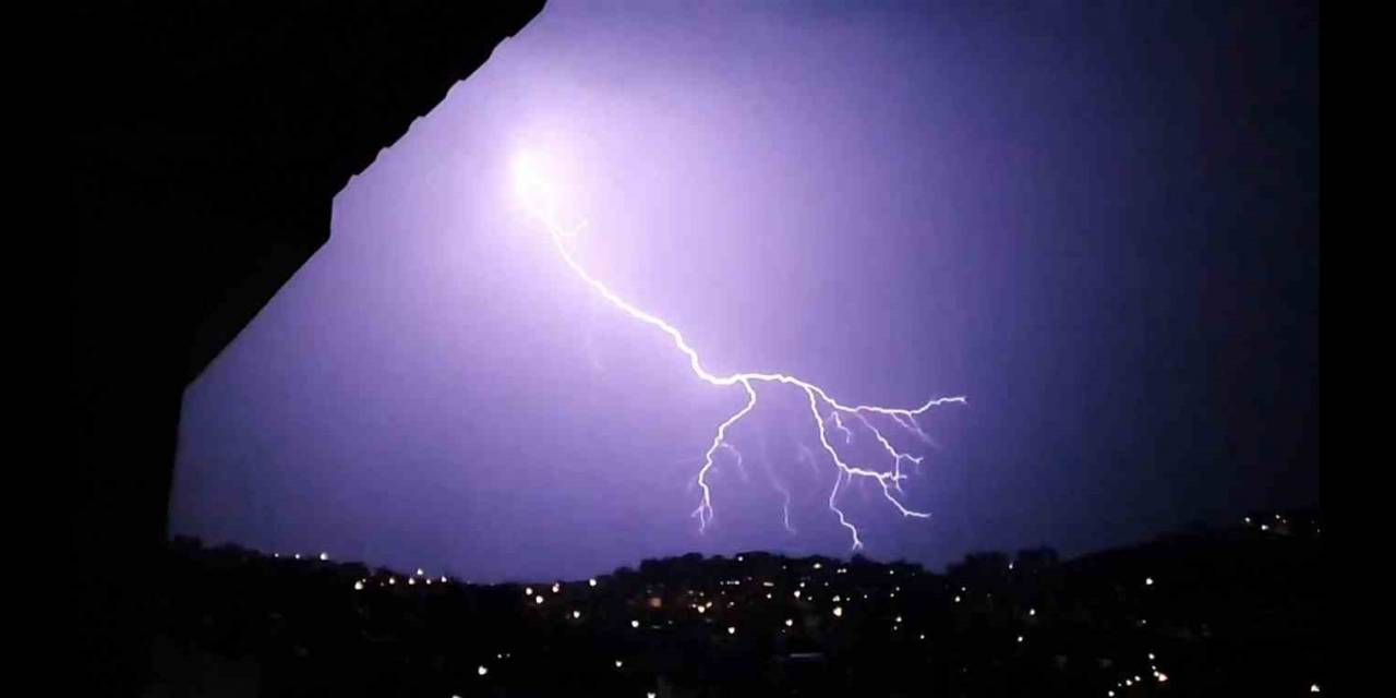 Kuşadası’nda Şimşekler Geceyi Aydınlattı