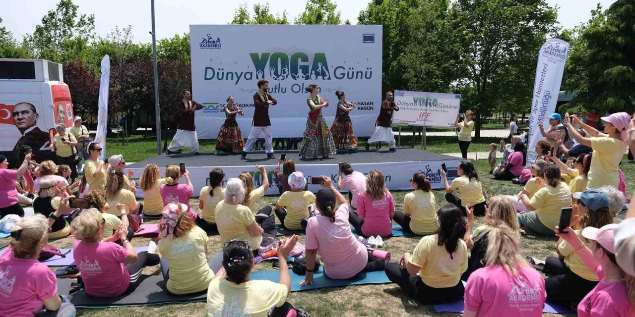 Büyükçekmece’de Dünya Yoga Günü Nedeniyle Yüzlerce Kadın Yoga Yaptı