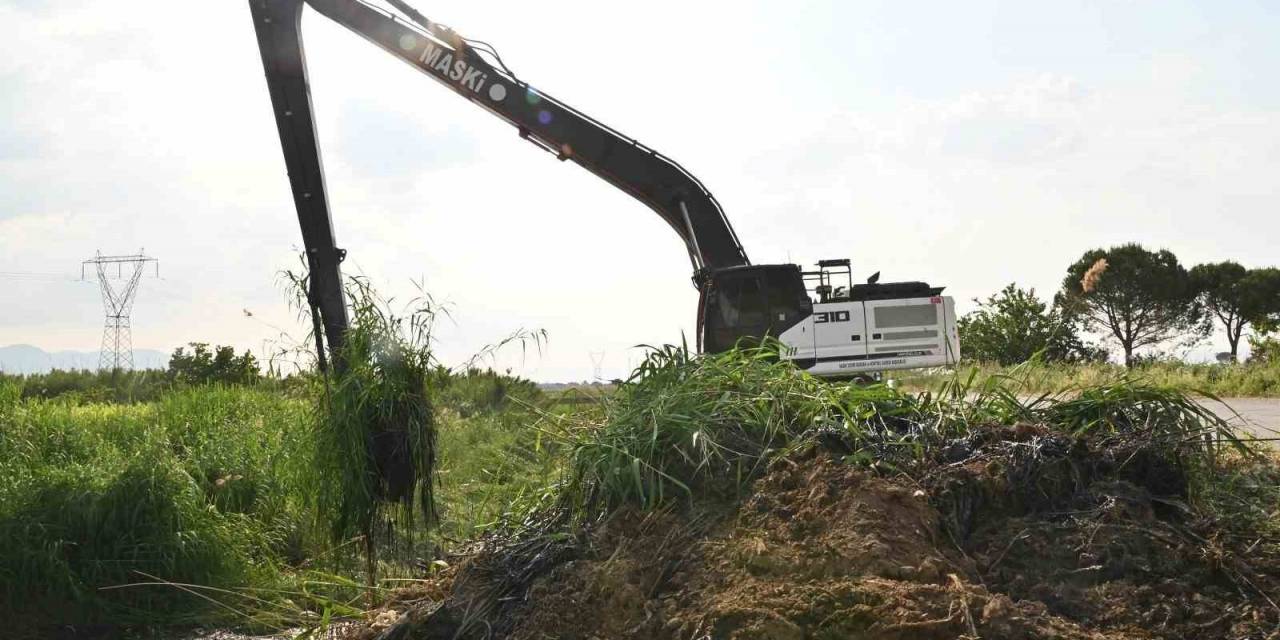 Manisa Merkezdeki 2 Mahalleden Geçen Kurutma Kanalı Temizleniyor