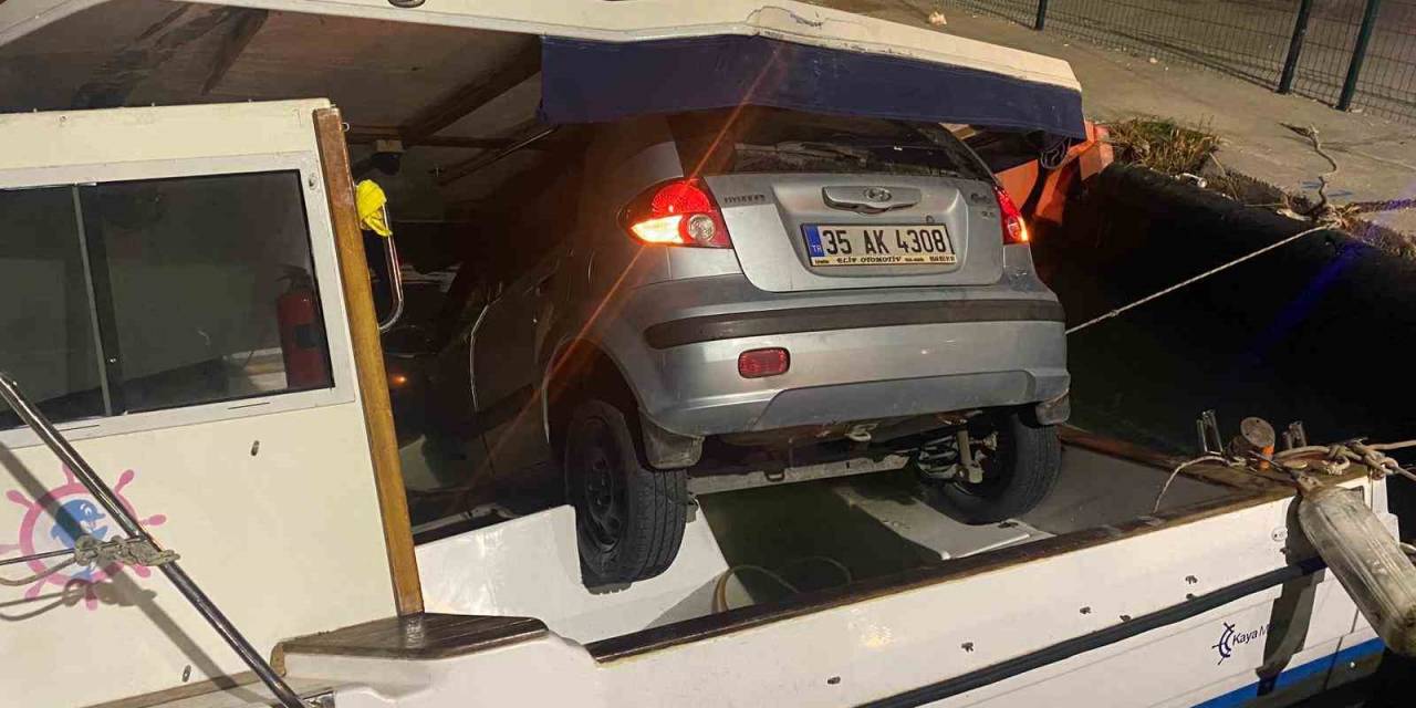 İzmir’de İlginç Kaza: Alkollü Sürücü Tekne Üzerine Düştü