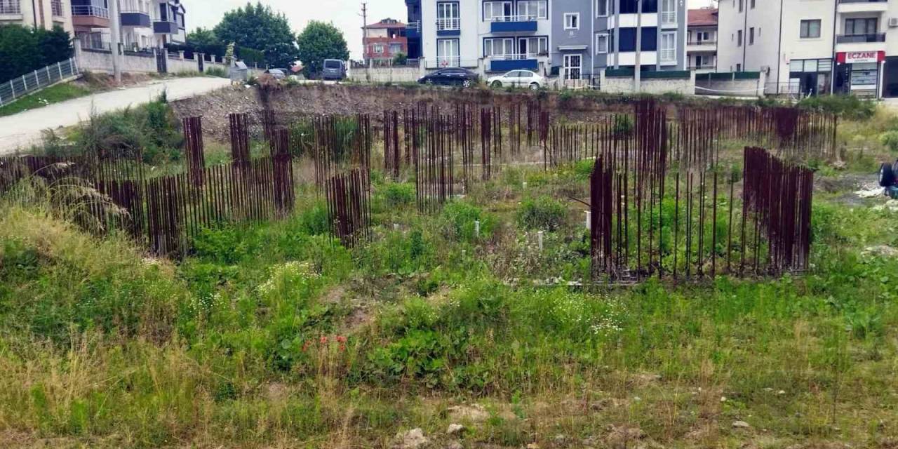 Arifiye’de Sağlık Ocağı İnşaatı Çürümeye Terk Edildi