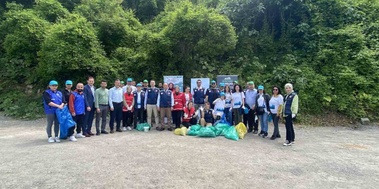 Zonguldak’ta Çöp Toplayıp, Balık Tutmak İçin Yarıştılar