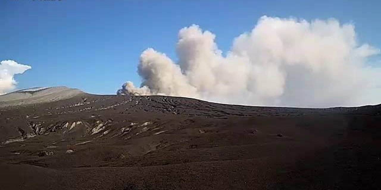 Endonezya’daki Anak Krakatau Yanardağı’nda Patlama