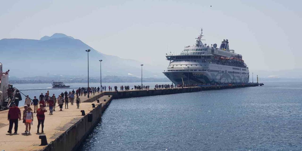 13 Yıl Aradan Sonra İsrailli Turist Taşıyan İlk Gemi Alanya Limanı’na Demir Attı