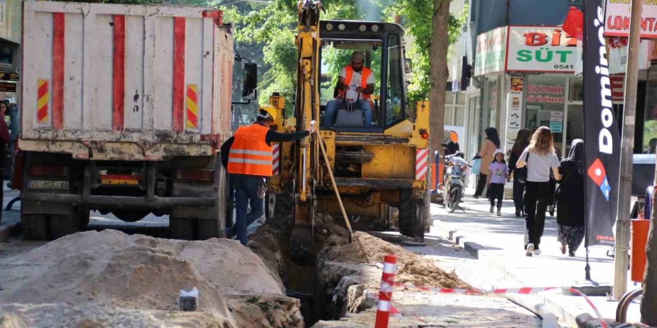 Akşehir’de İçme Suyu Şebekesi Yenileme Çalışmaları Sürüyor
