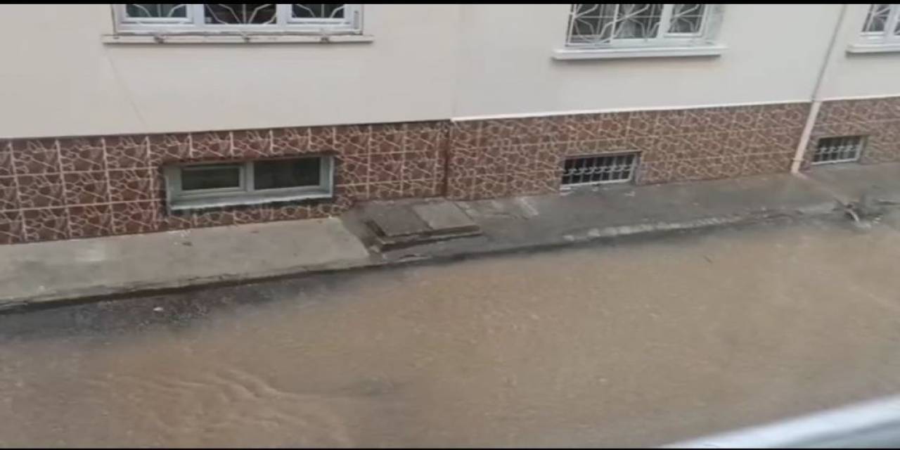 Eskişehir’de Sağanak Yağış Etkili Oldu, Sokaklar Sular İçinde Kaldı