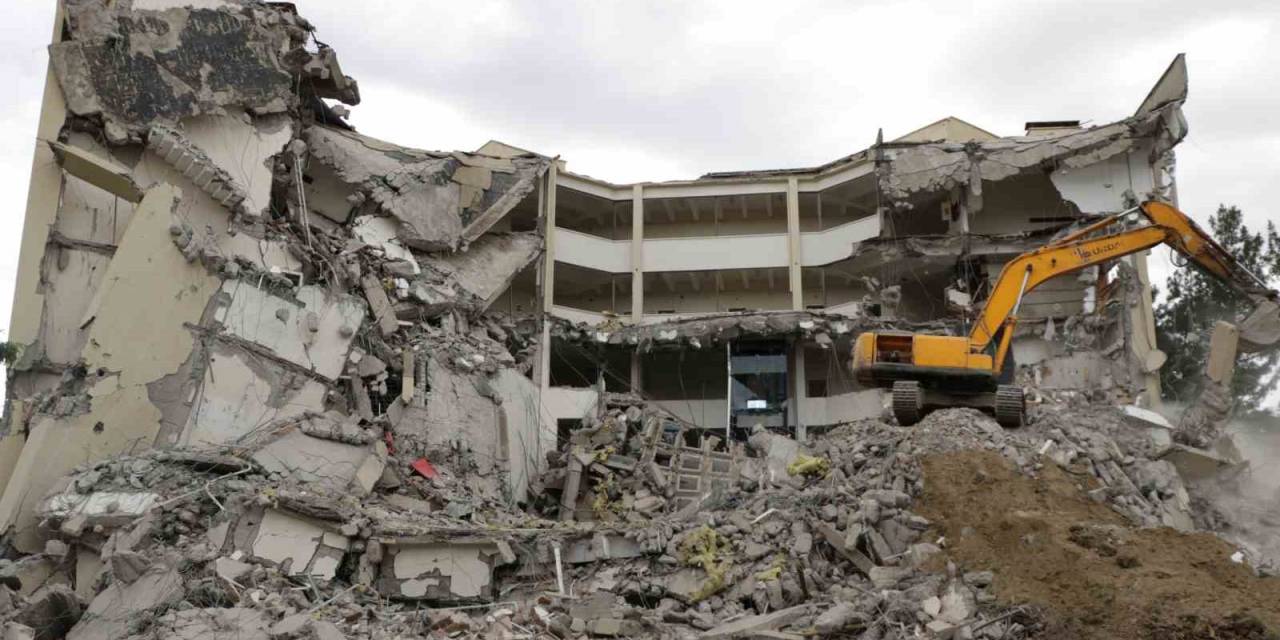 Depremde Ağır Hasar Gören Dü Rektörlük Binasının Yıkımına Başlandı