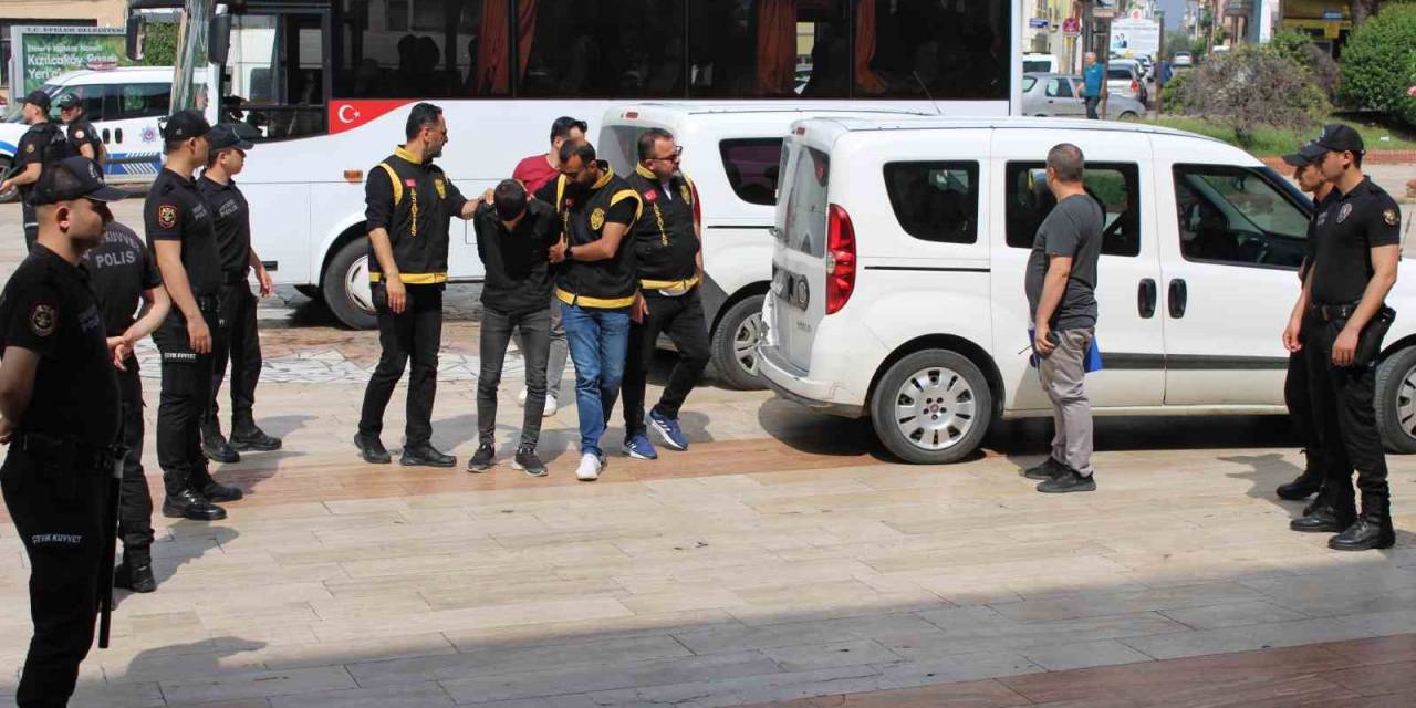 Adliyede Bıçaklama Olayının Şüphelileri Tutuklandı
