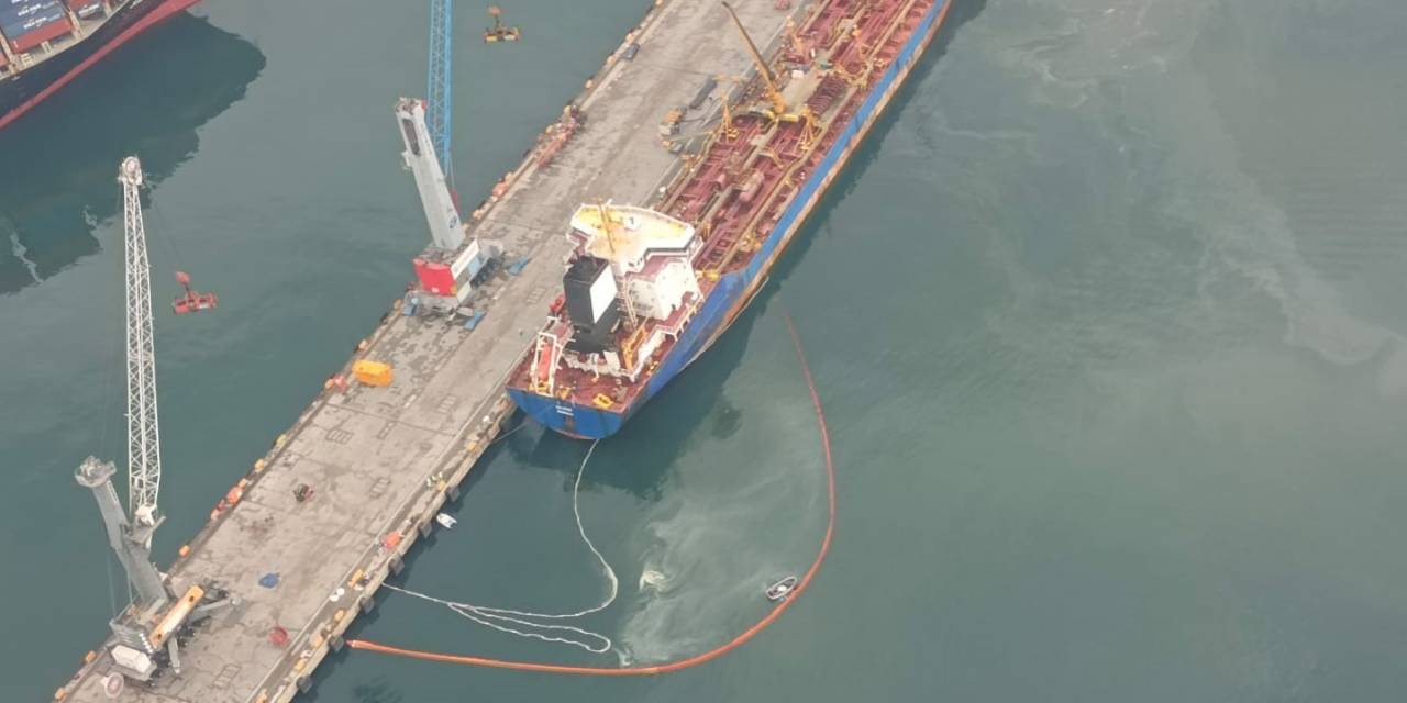 İzmit Körfezi’ni Kirleten Tanker Gemisi Deniz Uçağı İle Tespit Edildi