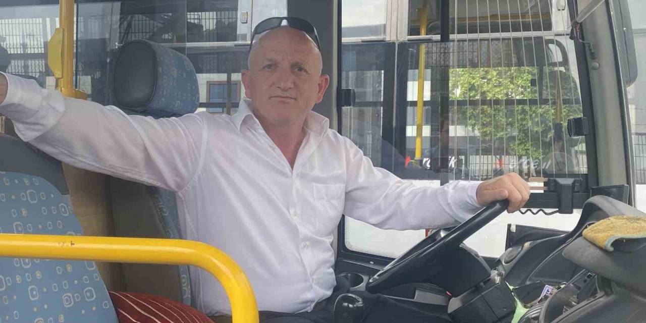 Otobüste Bulduğu Bin 700 Doları Şoföre Teslim Etti
