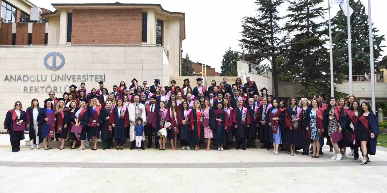 Anadolu Üniversitesi Lisansüstü Mezunlarını Uğurladı