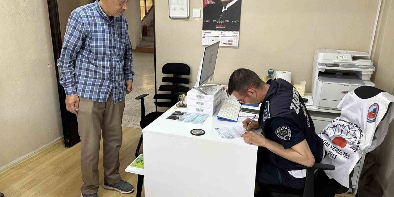 Yerde Bulduğu 800 Lirayı Zabıtaya Teslim Teslim Etti
