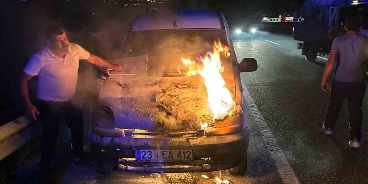 Seyir Halindeki Otomobil Alev Topuna Döndü