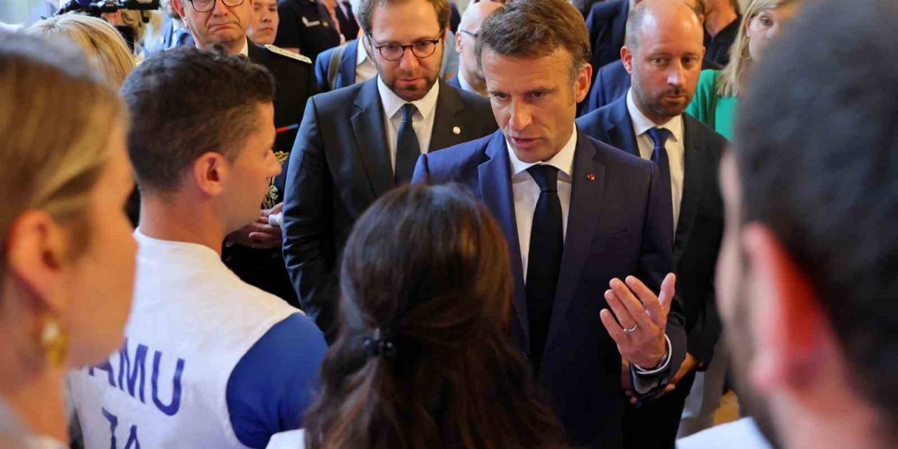 Macron’dan Parkta Bıçaklı Saldırıya Uğrayan Çocuklara Ziyaret