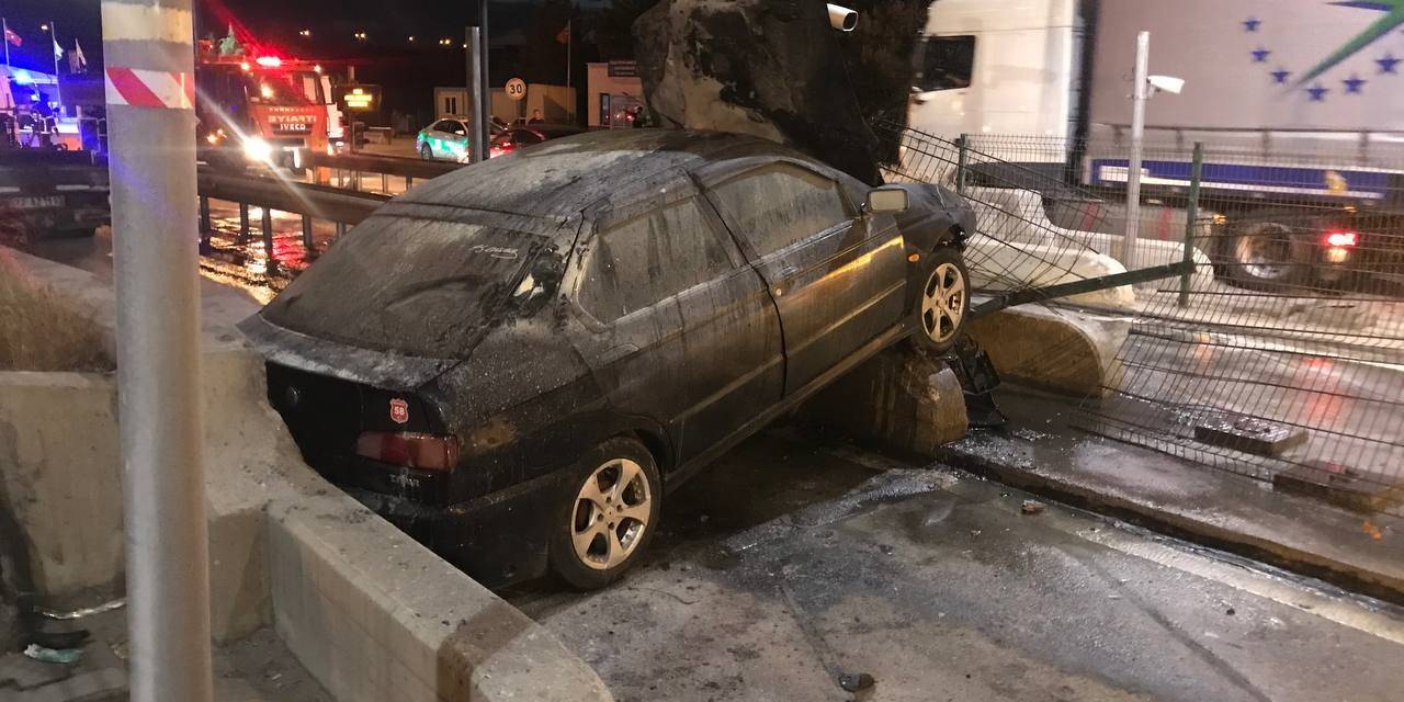 Edirne’de Gişelere Çarpan Alkolü Sürücünün Otomobili Alev Alev Yandı