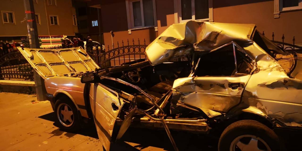 Erzurum’da Direksiyon Hakimiyetini Kaybeden Sürücü Duvara Çarparak Durabildi: 1 Ölü, 1 Yaralı