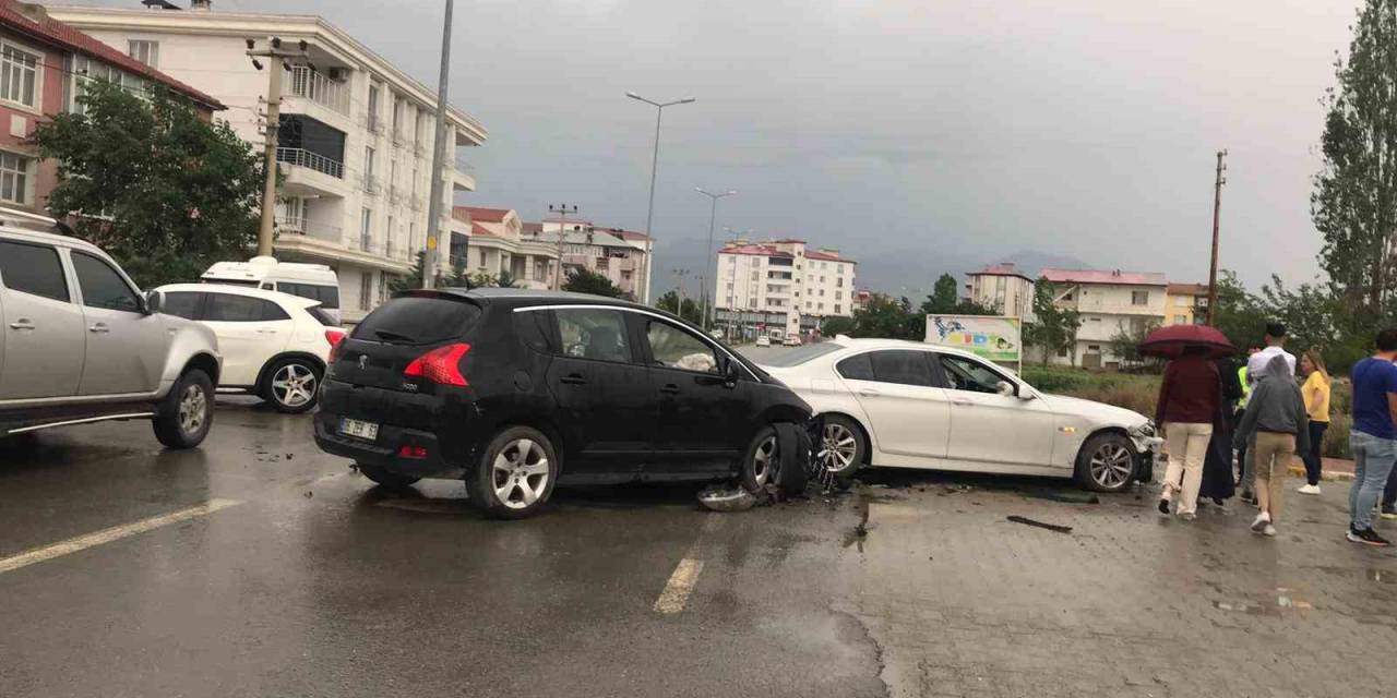 Iğdır’da İki Otomobil Çarpıştı