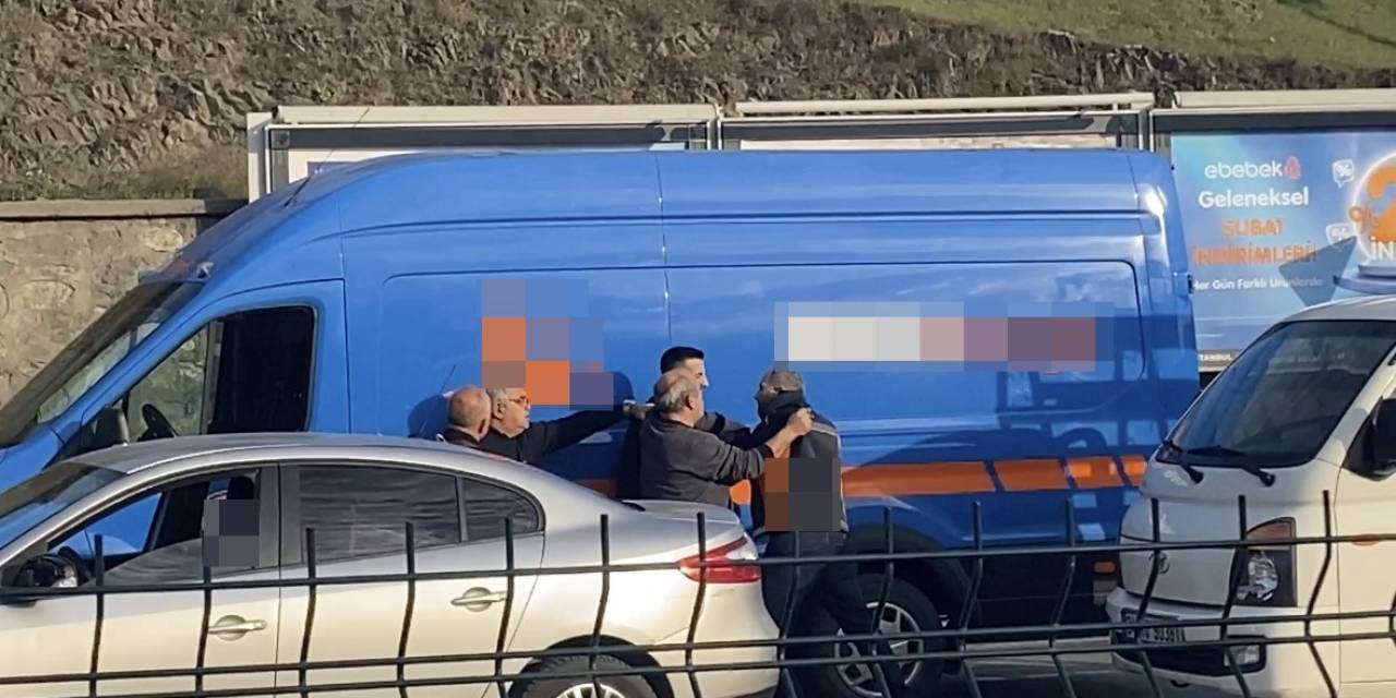 İstanbul’da Trafikte Yumruklu Yol Verme Kavgası Kameraya Yansıdı