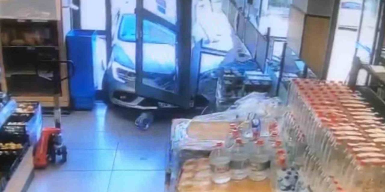 Otomobil Markete Daldı, O Anlar Saniye Saniye Güvenlik Kamerasına Yansıdı