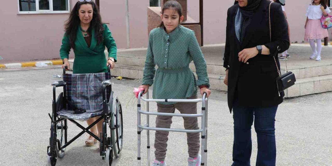 Bir Yıl Boyunca Topladığı Atık Plastiklerle, Mezun Ettiği Öğrencisine Tekerlekli Sandalye Aldı