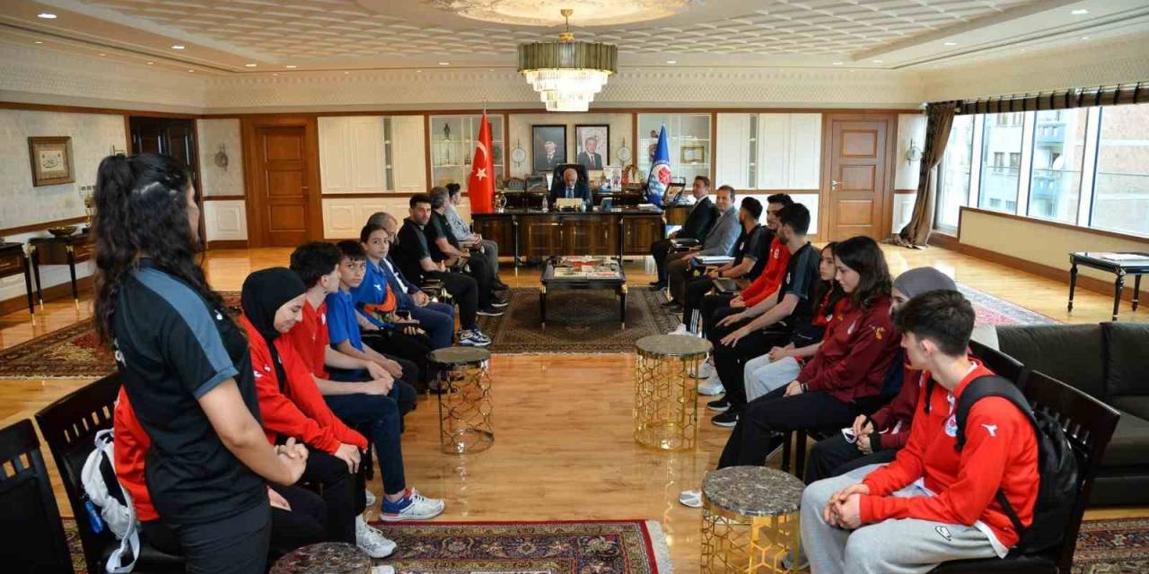 Başkan Zorluoğlu, Şampiyon Sporcuları Ağırladı