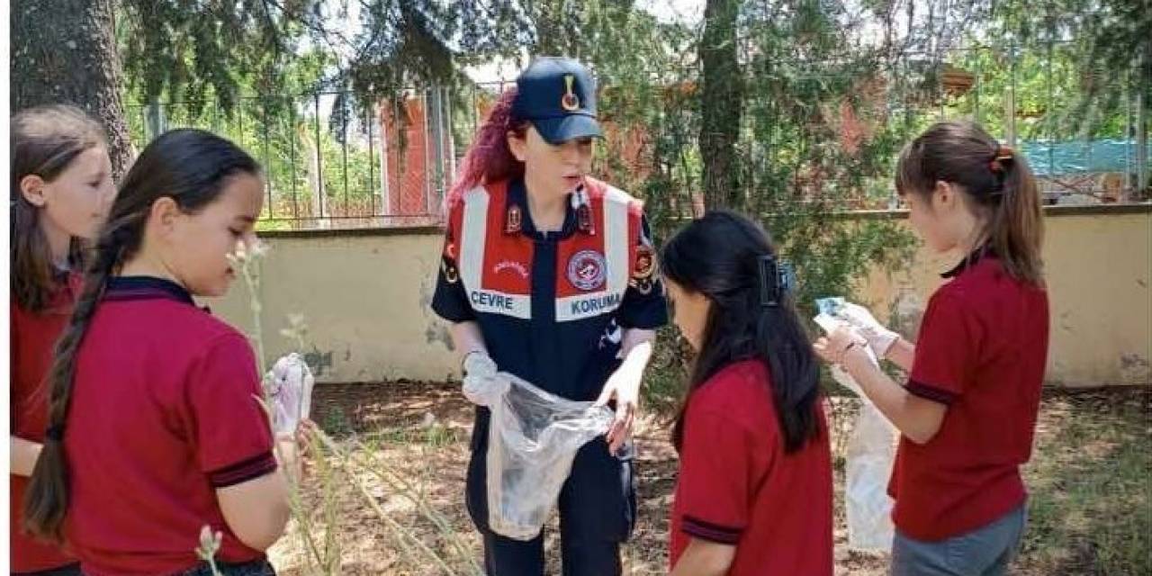 Jandarma Ve Öğrencilerden Çevre Temizliği