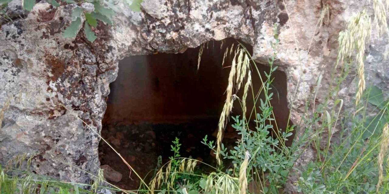 Definecilerin Talan Ettiği Kaya Mezarları Turizme Kazandırılmayı Bekliyor