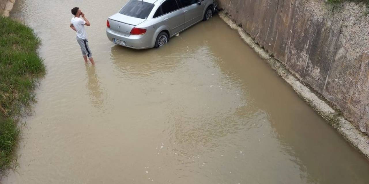 Bariyerleri Aşan Otomobil Dereye Uçtu