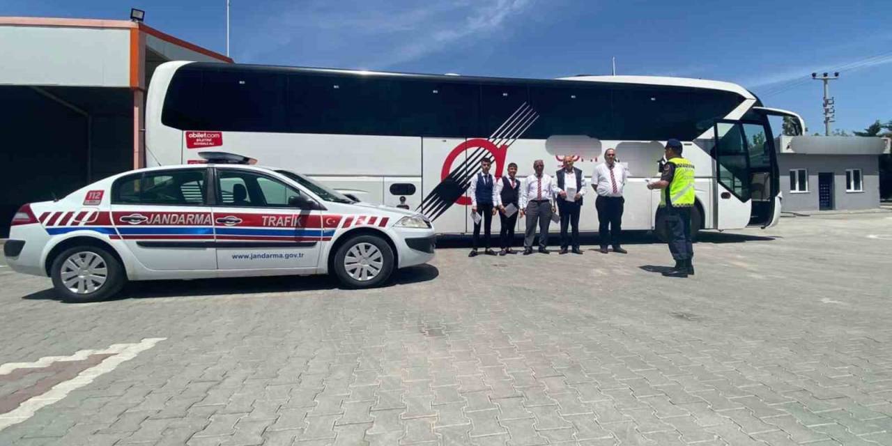 Jandarmadan Otobüs Sürücülerine “trafik Güvenliği” Eğitimi