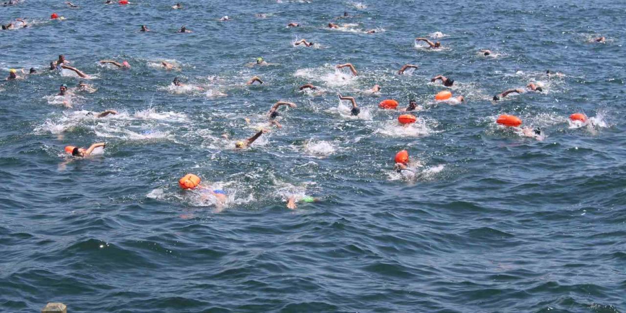 Kiraz Festivali’nde 5 Kilometre Yüzdüler