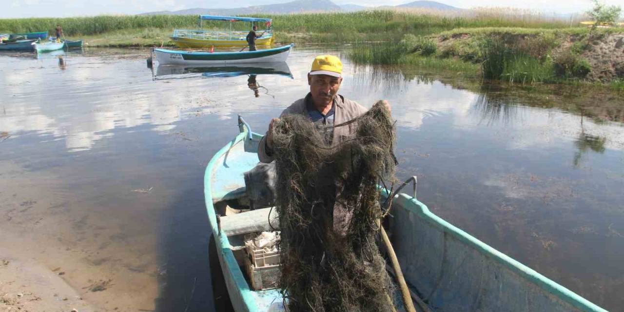 Balıkçılar Gölde Yasak Sezonda Hayalet Ağ Avlıyor
