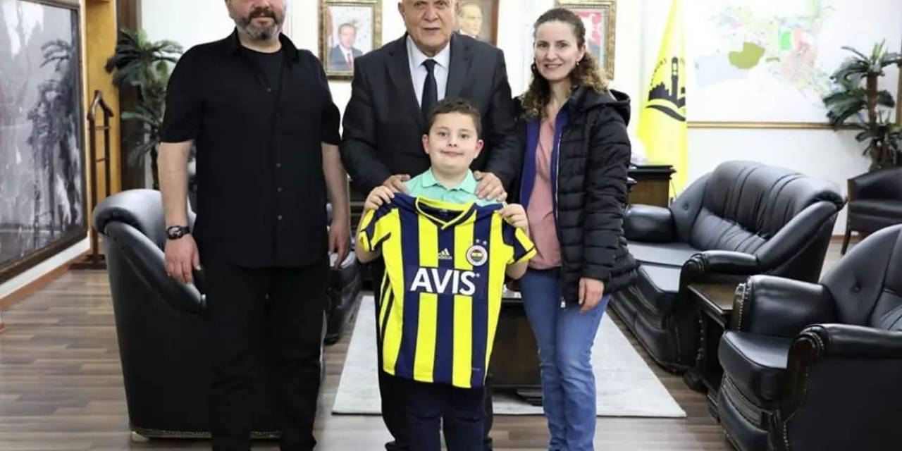 Başkan Pekmezci Kumbarasındaki Parasını Depremzedelere Gönderen Minik Ömer’e Forma Hediye Etti