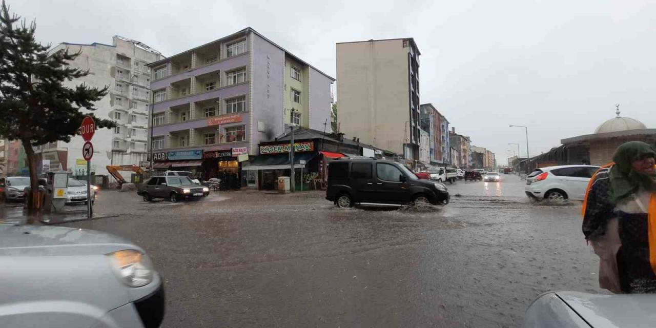 Meteoroloji Uyarmıştı, Kars’ta Caddeler Göle Döndü