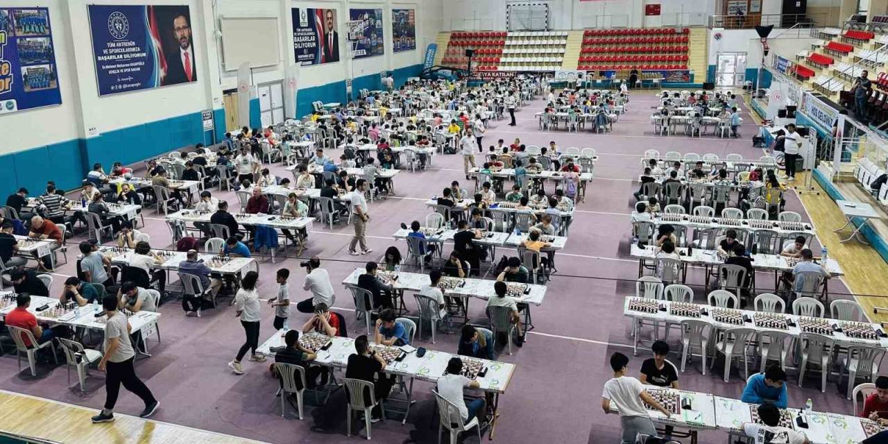 Türkiye’nin Dört Bir Yanından Kocaeli’ye Gelen Sporcular Satranç Turnuvasında Ter Döküyor