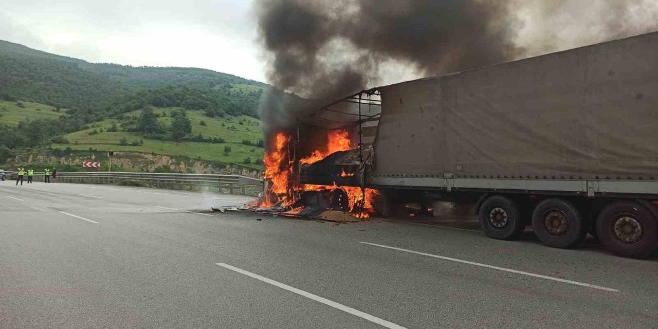 Gürcistan’a Arpa Taşıyan Tır Samsun’da Alev Alev Yandı