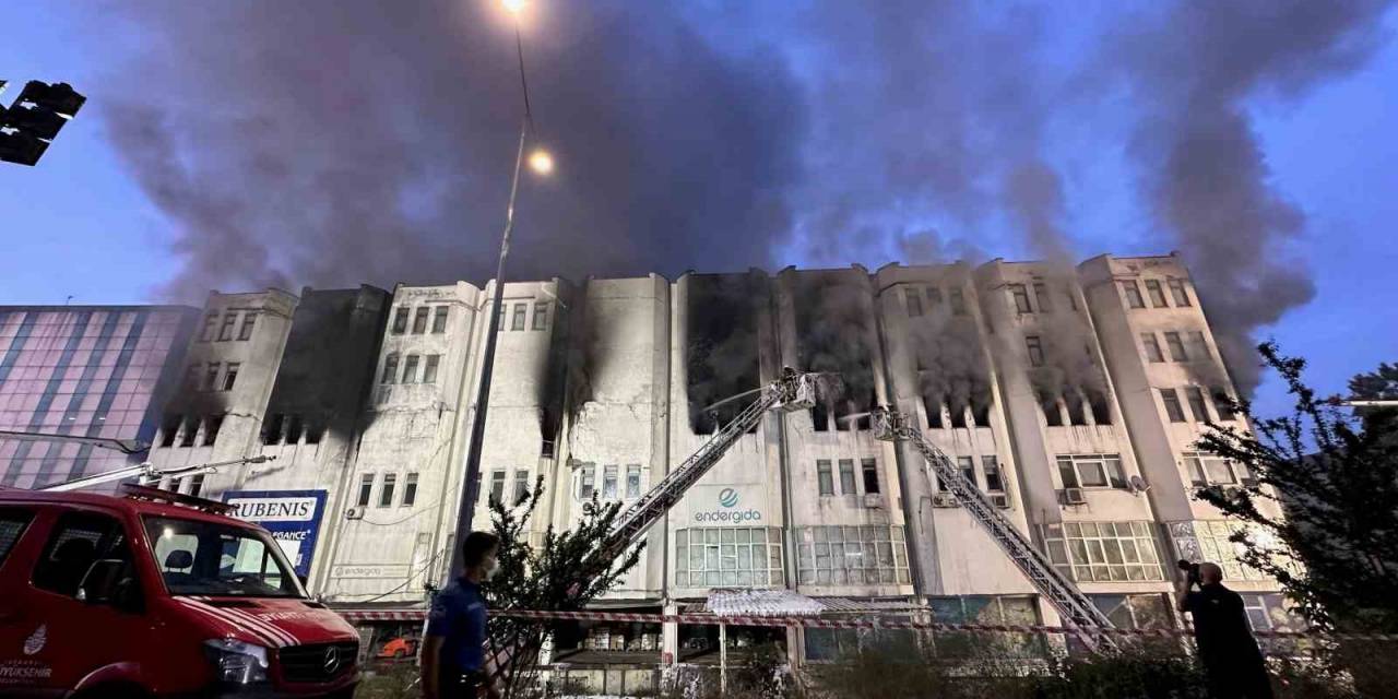 Başakşehir’de 6 Katlı İş Hanında Yangın: Mahsur Kalan 8 Kişi Kurtarıldı